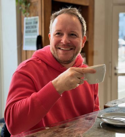 Werner Gaulke-Sedlak mit einer Tasse Kaffee in der Hand